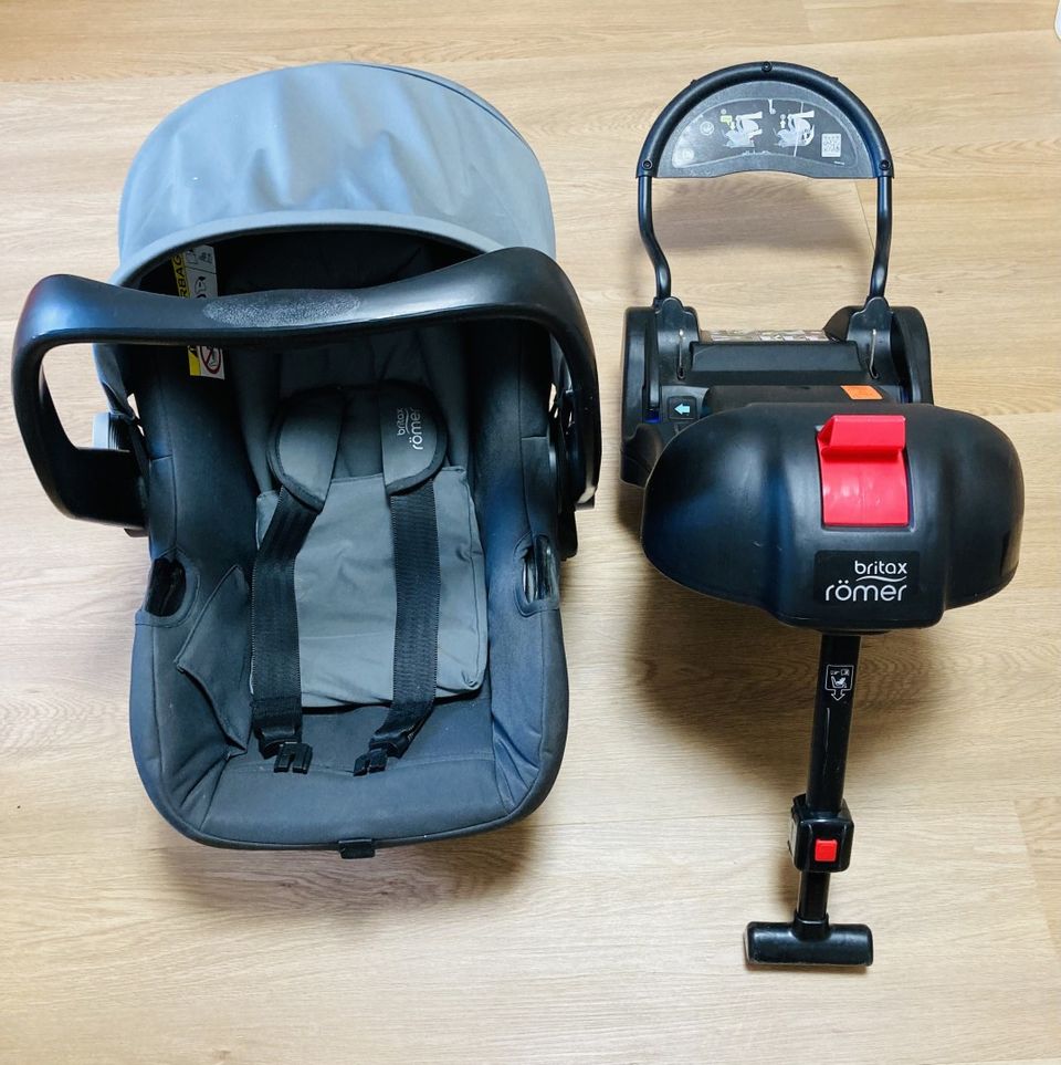 Britax römer Baby Car Seat and Isofix base