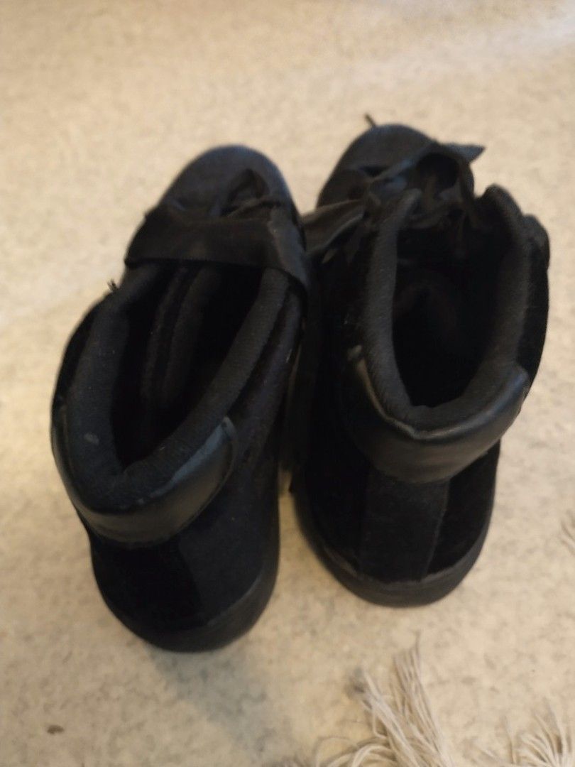 Mustat samettipintaiset kengät