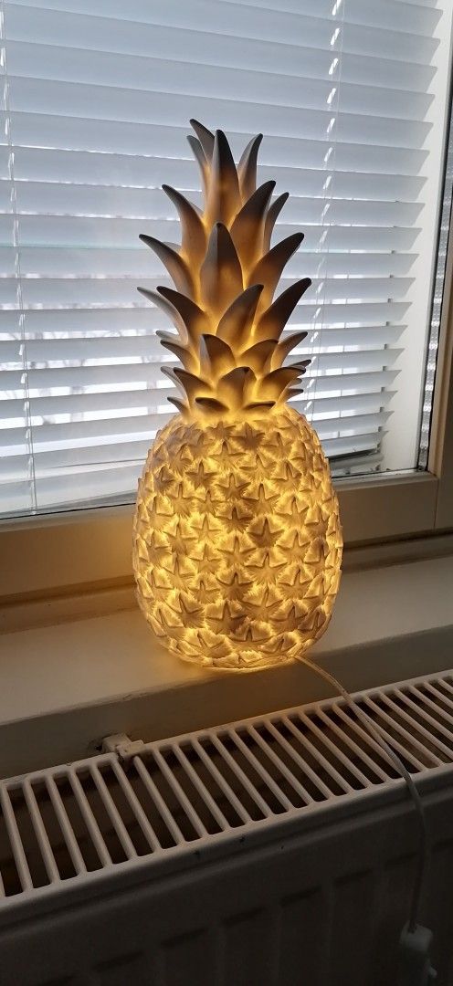 Ananaksen muotoinen lamppu