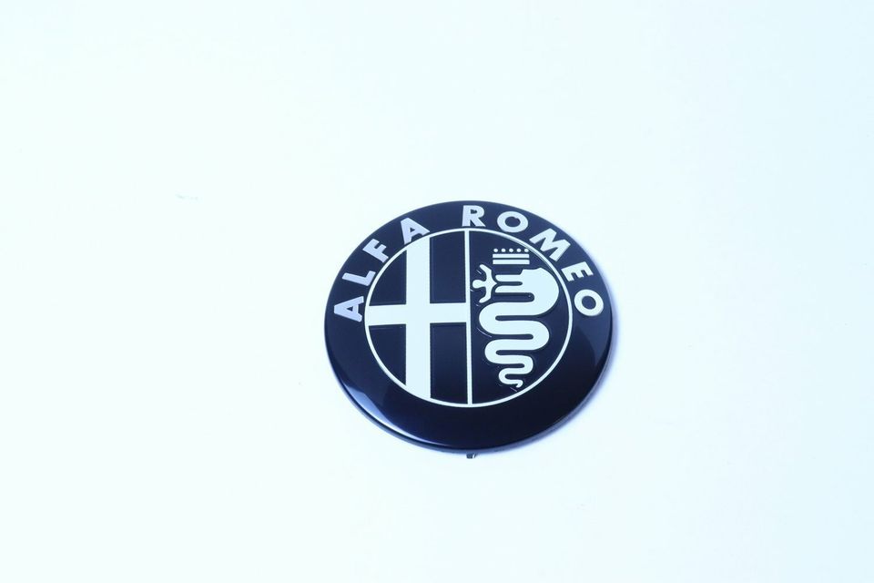 Alfa Romeo Musta-Valkoinen Etu-/Takamerkki 74mm