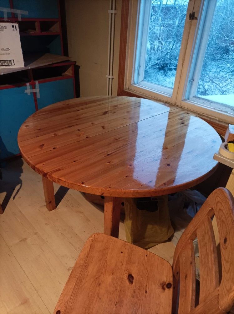 Ruokapöytä ja 6-tuolia