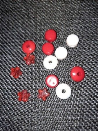 Punaisia ja valkoisia helmiä 13 kpl