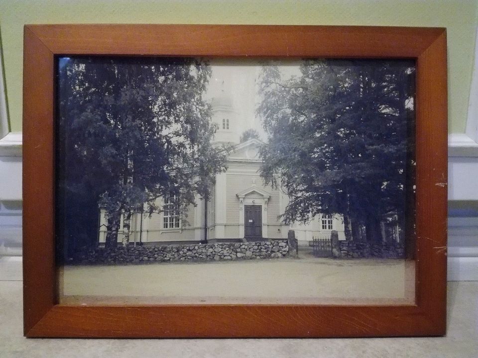 Vanha kehystetty valokuva Sumiaisten kirkosta