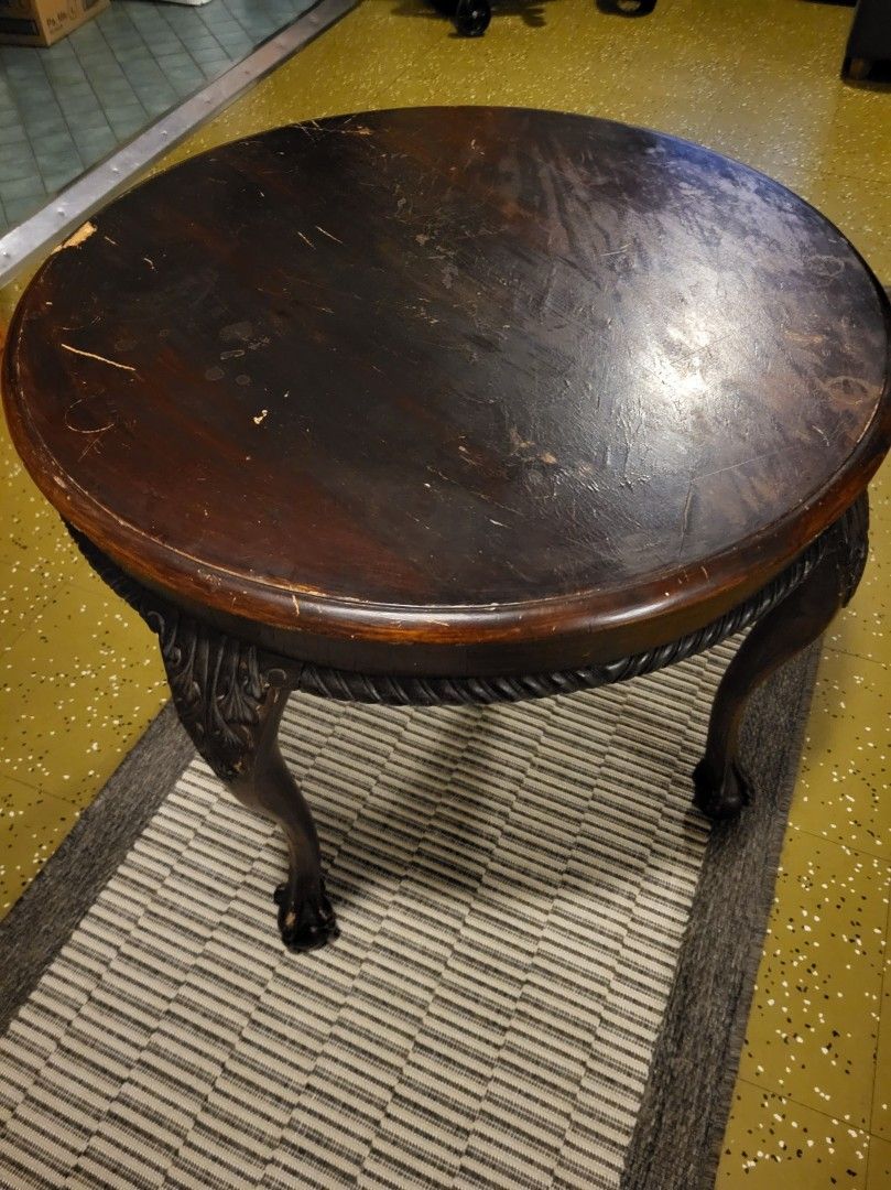 Antiikkinen pöytä
