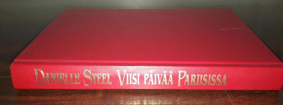 Danielle Steel Viisi päivää Pariisissa