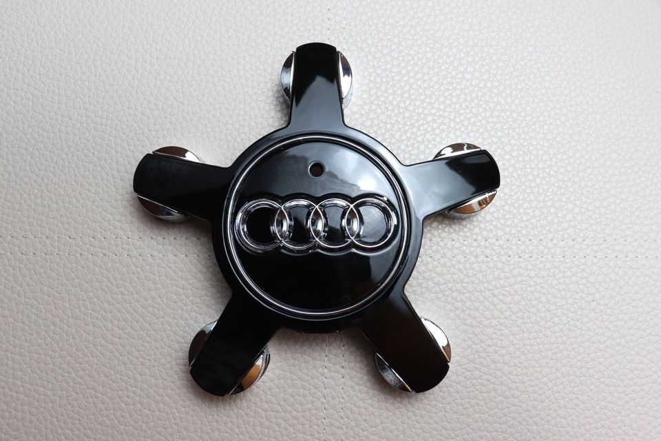 Audi vannekeskiöt ; Kromi-musta 5-sakarainen tähti