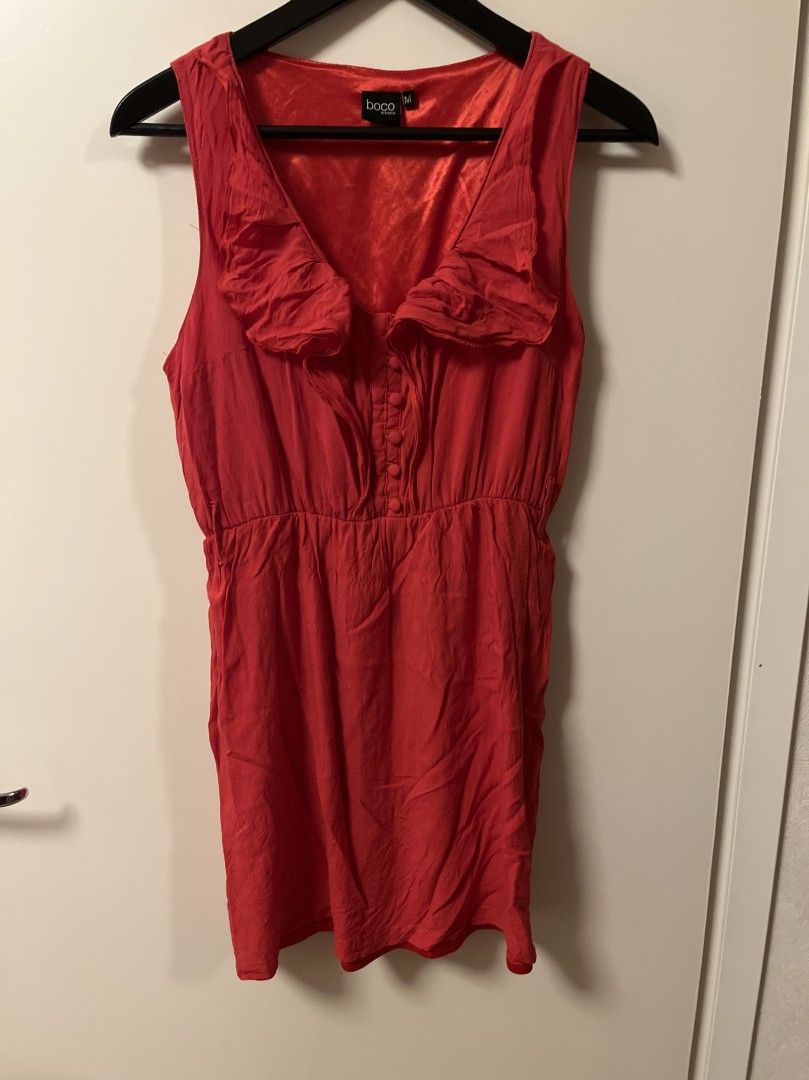 Punainen lyhyt mekko