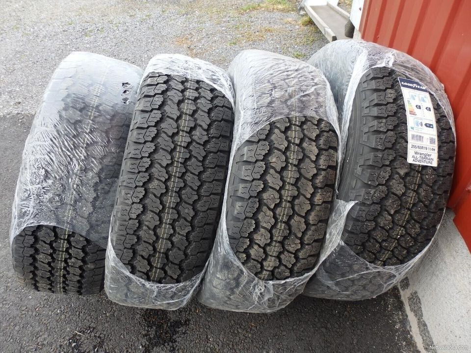 Uudet Goodyear 255/65R19 kesärenkaat rahteineen