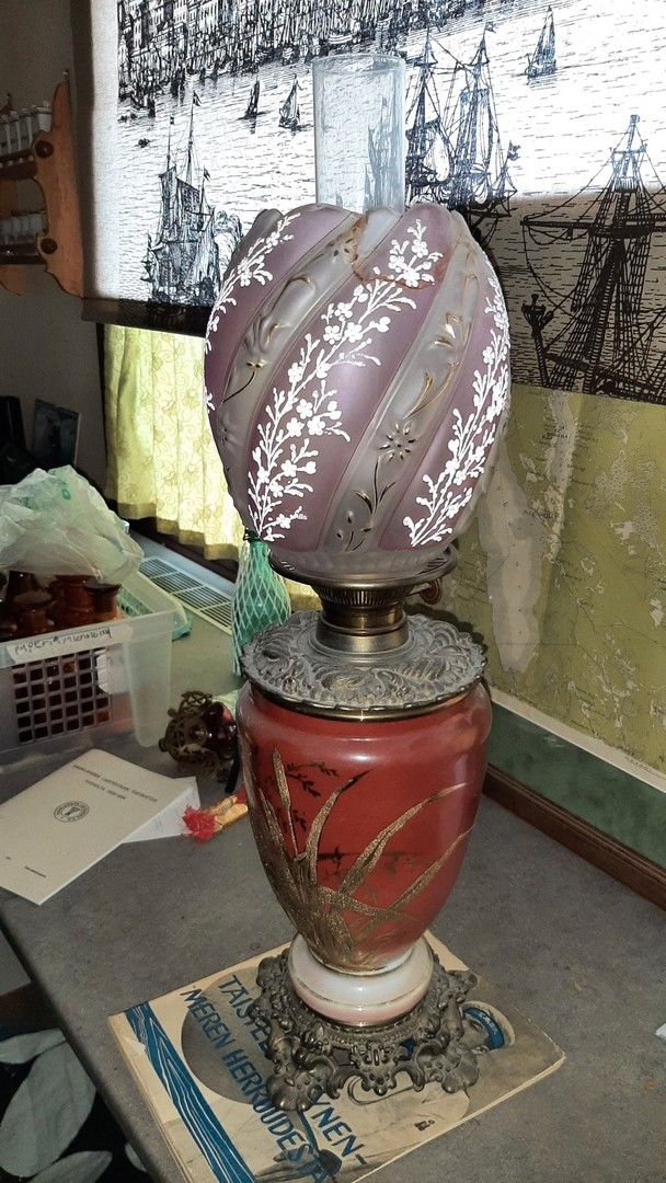 Vanha öljypöytälamppu