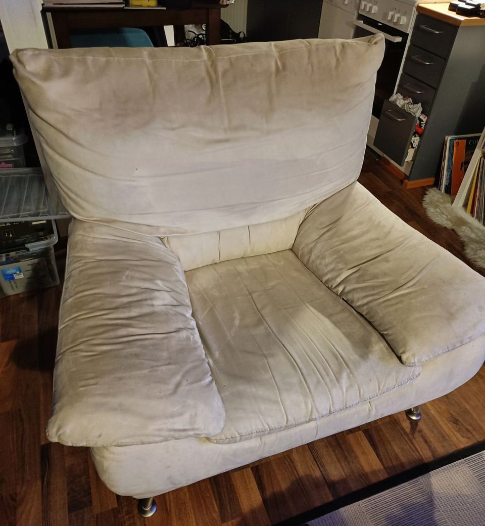 1- istuttava beige sohva