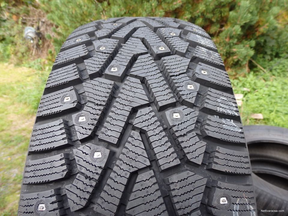 Ajamattomat Pirelli 235/50R18 -nastat rahteineen