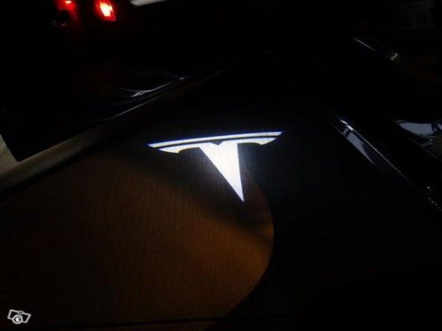 Tesla logolliset projektorivalot oviin ;2kpl sarja