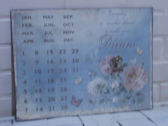 Metallinen kalenteritaulu seinälle