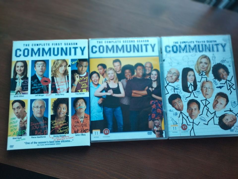 Community kaudet 1-3 DVD:llä