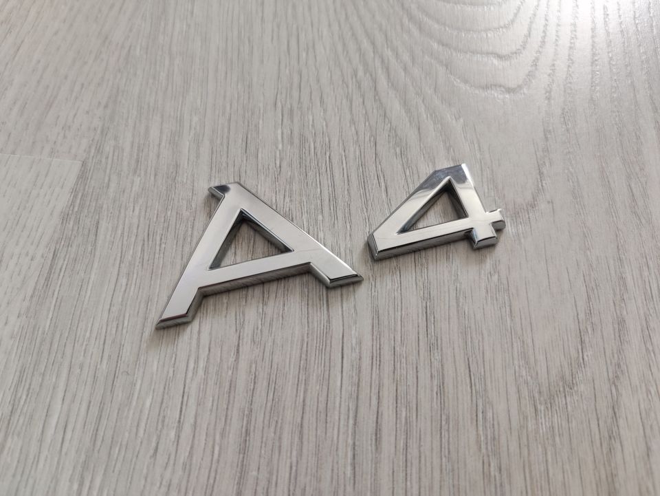 M: Kromi "A4" logo taakse, Alkuperäinen
