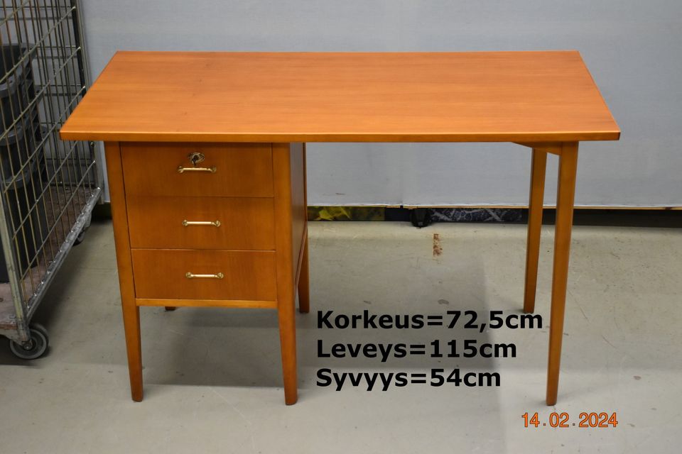 (E)2470 Ruskea pöytä