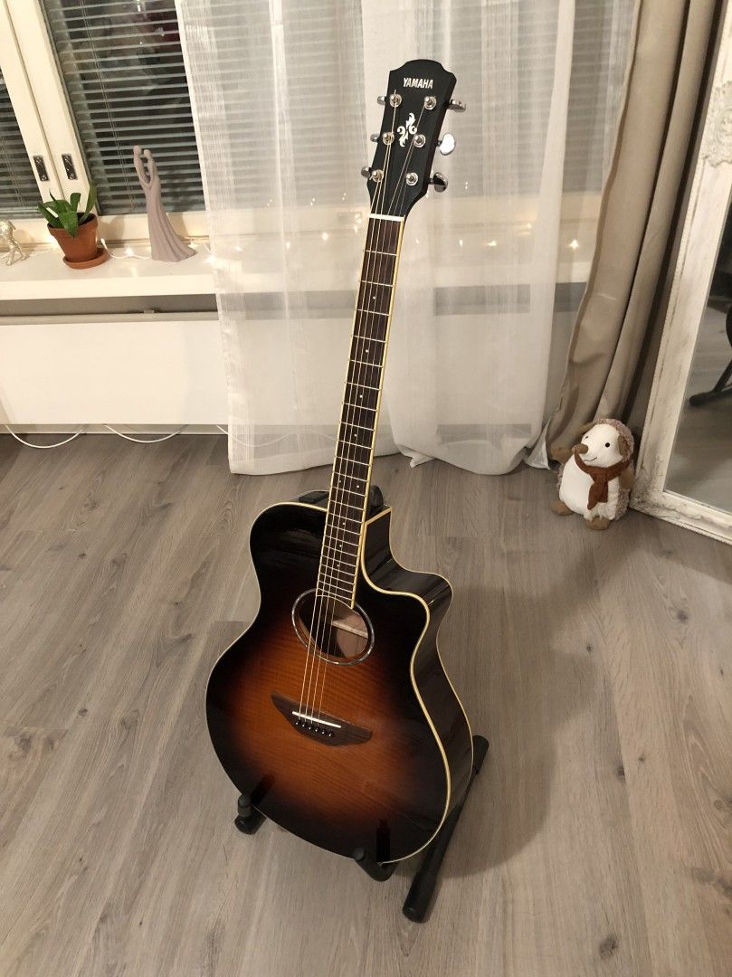 Akustinen kitara (Yamaha APX600)