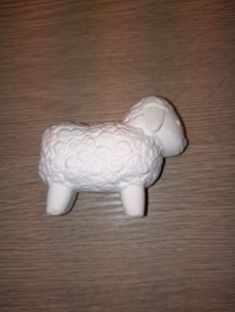 Valkoinen keramiikka lammas
