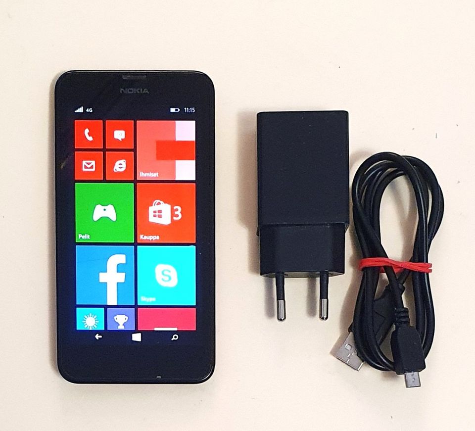 Lumia 635 4G puhelin tarvikkeineen