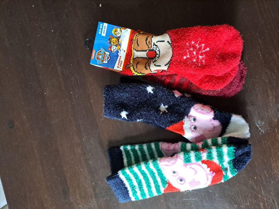 4 paria käyttämättömiä sukkia