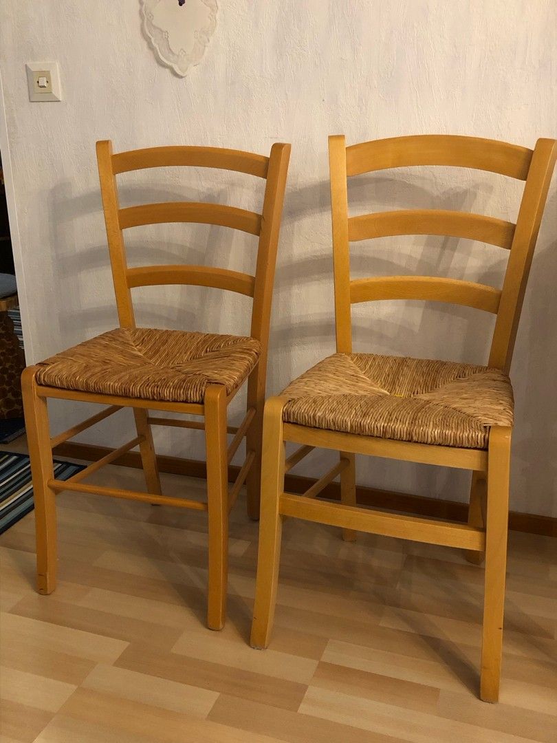 4 tuolia, mallissa hieman eroa