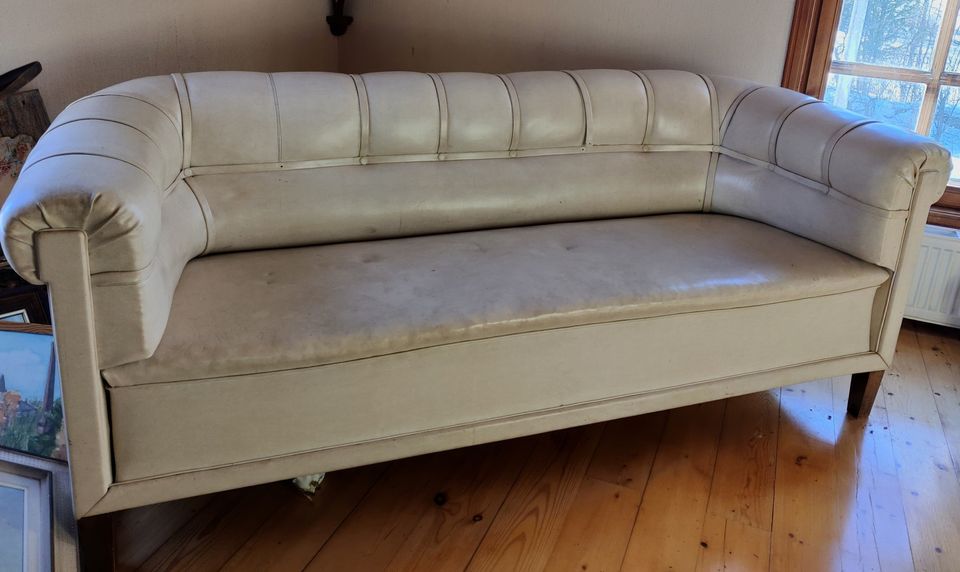 Valkoinen vanha sohva