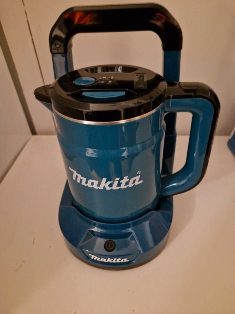 Makita akkukäyttöinen vedenkeitin