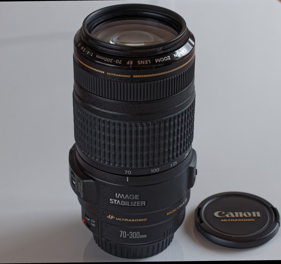 Canon EF 70-300mm f/4-5.6 IS USM alkuperäispakkauksessa