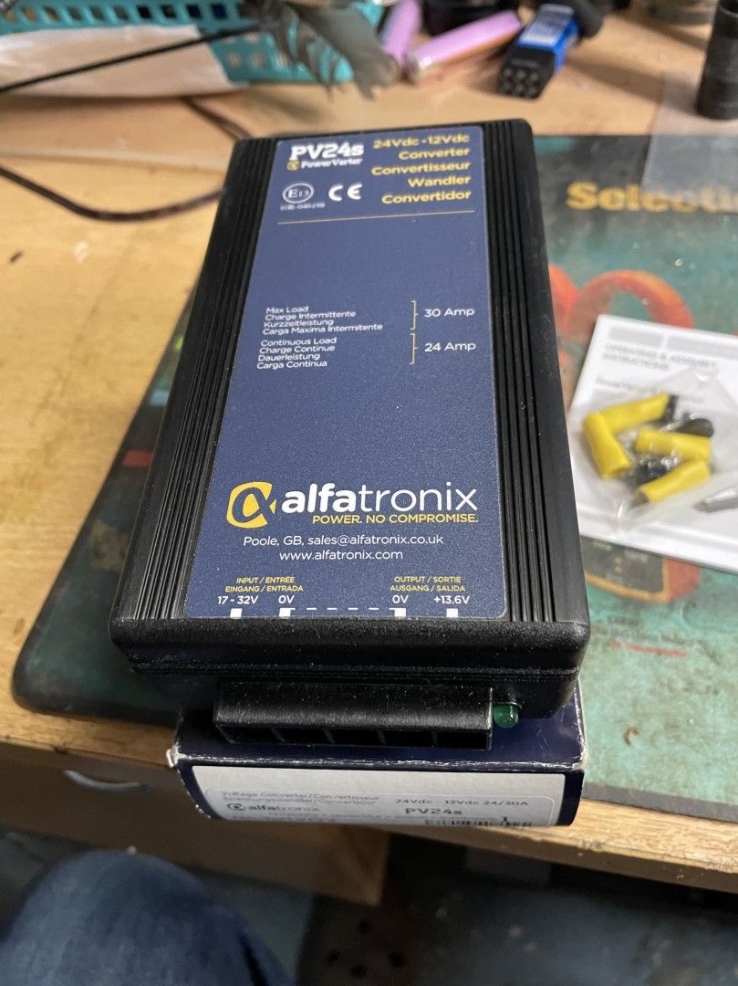 Alfatronix PV24s 12V/24V-30A jännitteenmuuttaja