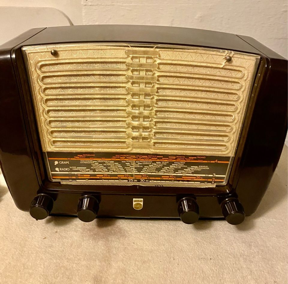 UPEA HELMI vanha sievänkokoinen PHILIPS -radio