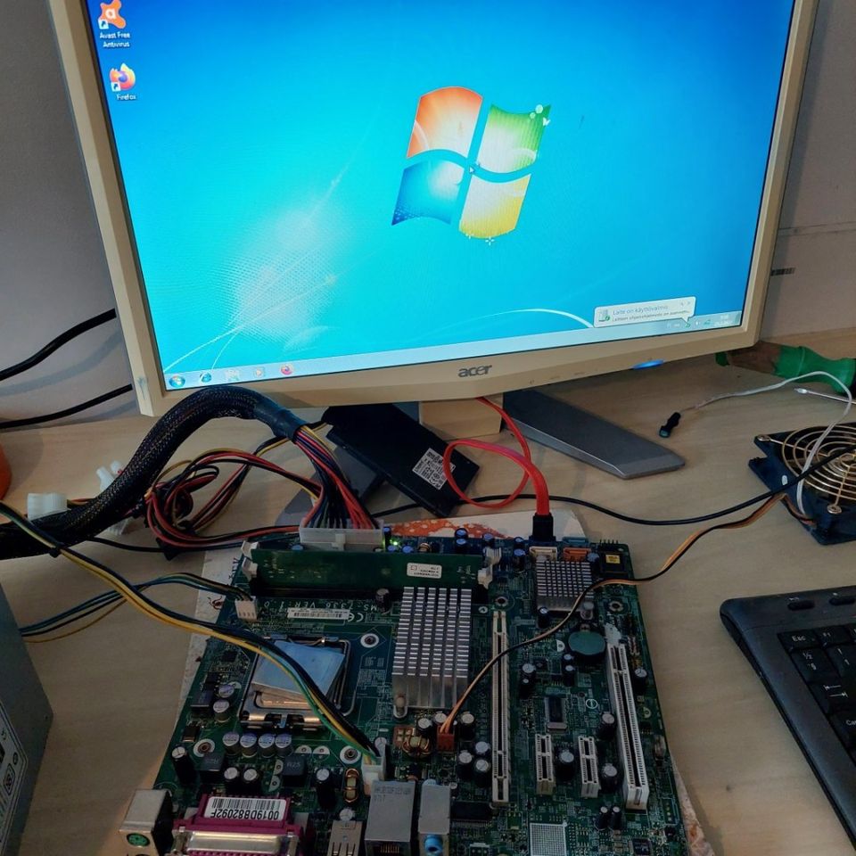 Emolevy: MSI MS-7336 Socket LGA775 + CPU + RAM