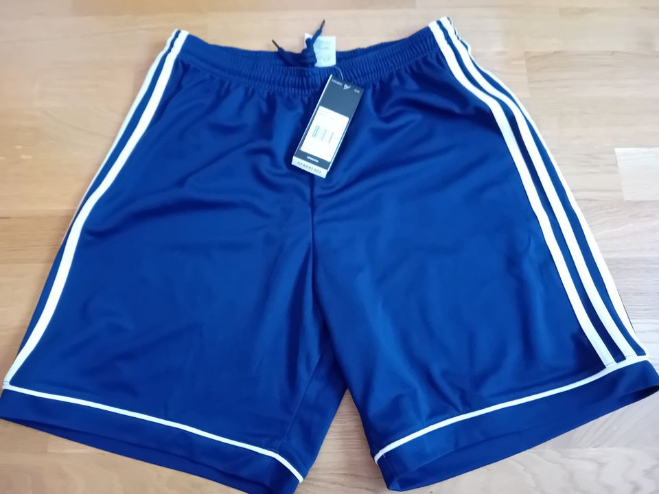 Uudet Adidas jalkapalloshortsit M