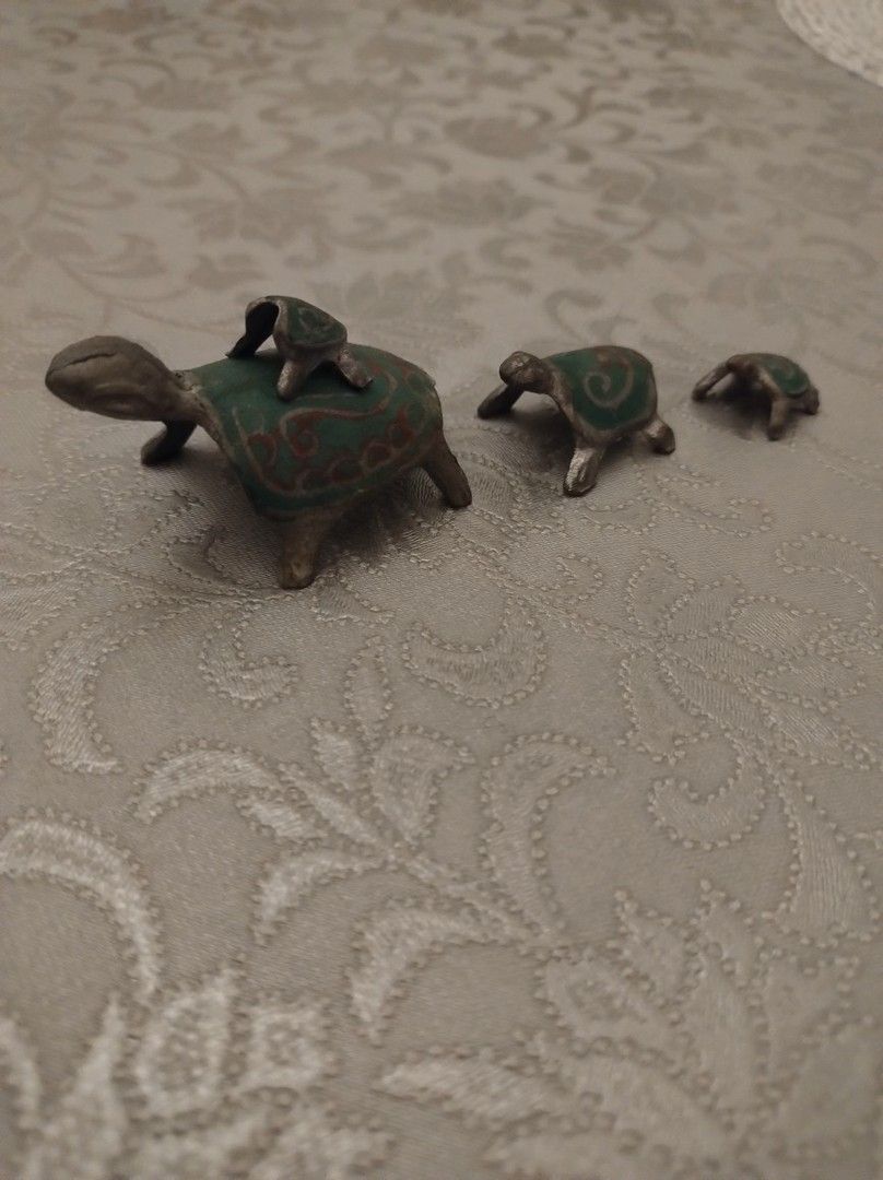 3 pientä kilpikonnaa, tinaa, koriste