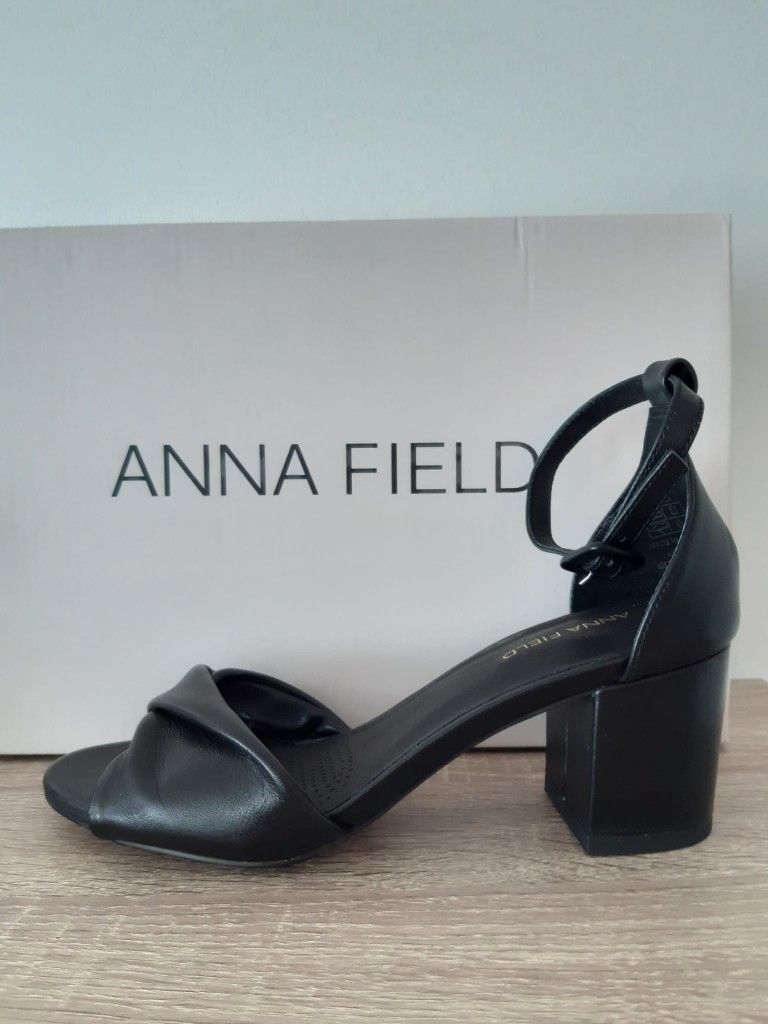 Korolliset sandaalit Anna Field