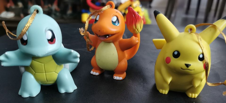 Kolme Pokemon figuuria