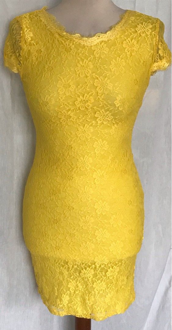 Uusia keltaisia mekkoja ERILAISIA