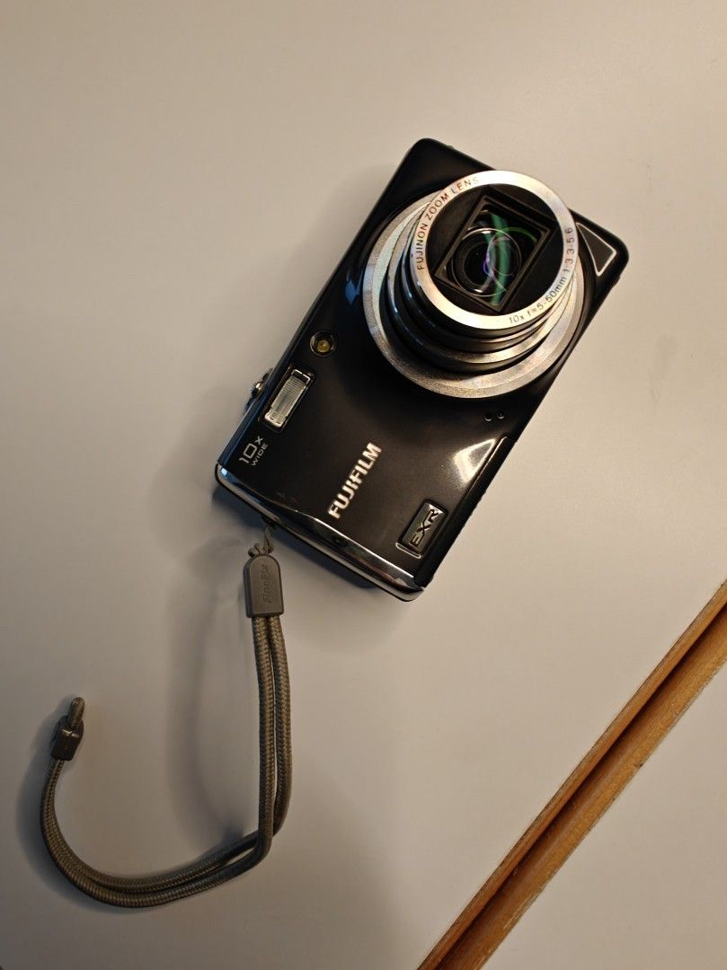 Fujifilm Finepix F70 EXR digital camera