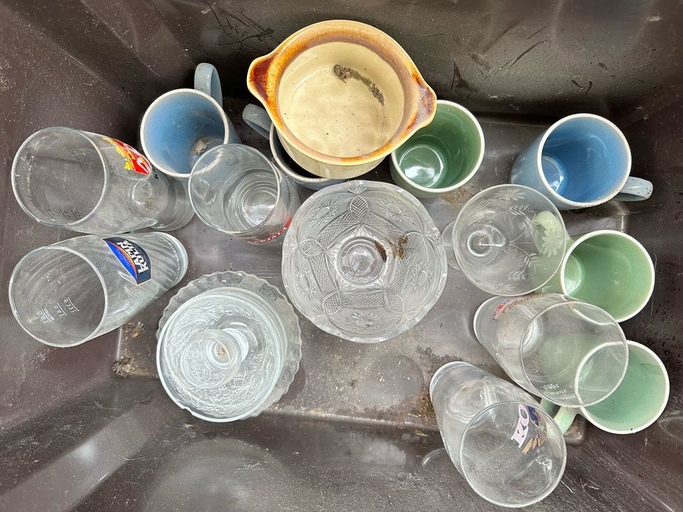 Sekalaisia astioita, laseja, kuppeja ja kippoja
