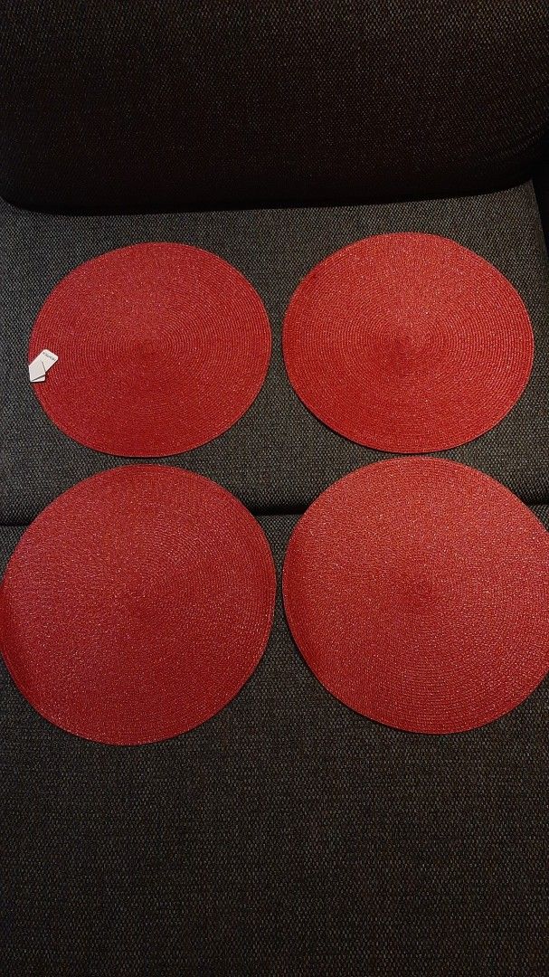 Neljä punaista pyöreää tablettia Hemtex