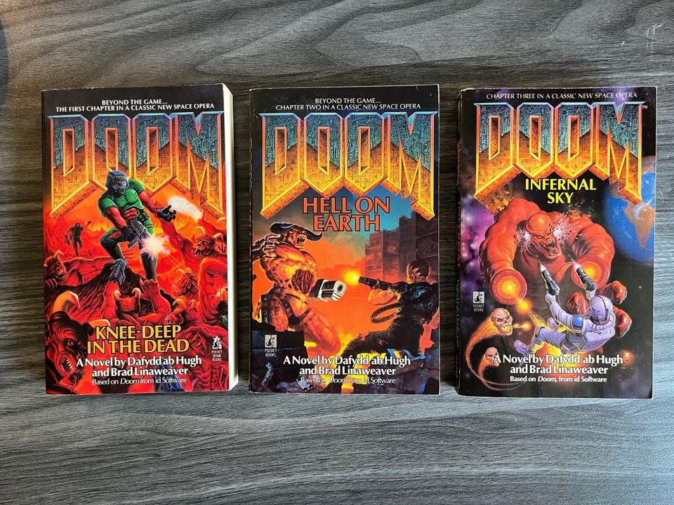 Doom peliin pohjautuvat pokkarit 1990-luvulta