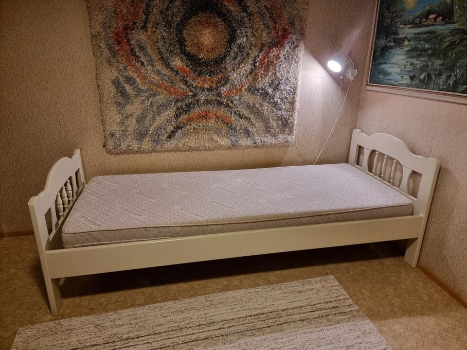 80 x 200 vanha puinen sänky + patja