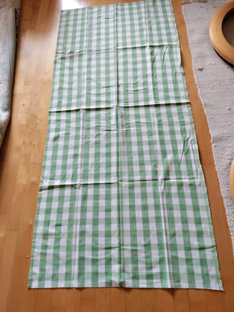 Vihreävalkoruudullinen kangas/liina