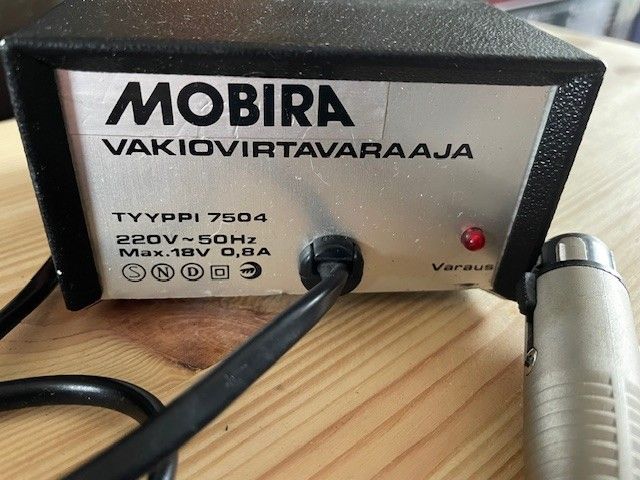 Mobira Talkman 450 puhelimen verkkovirtalaturi