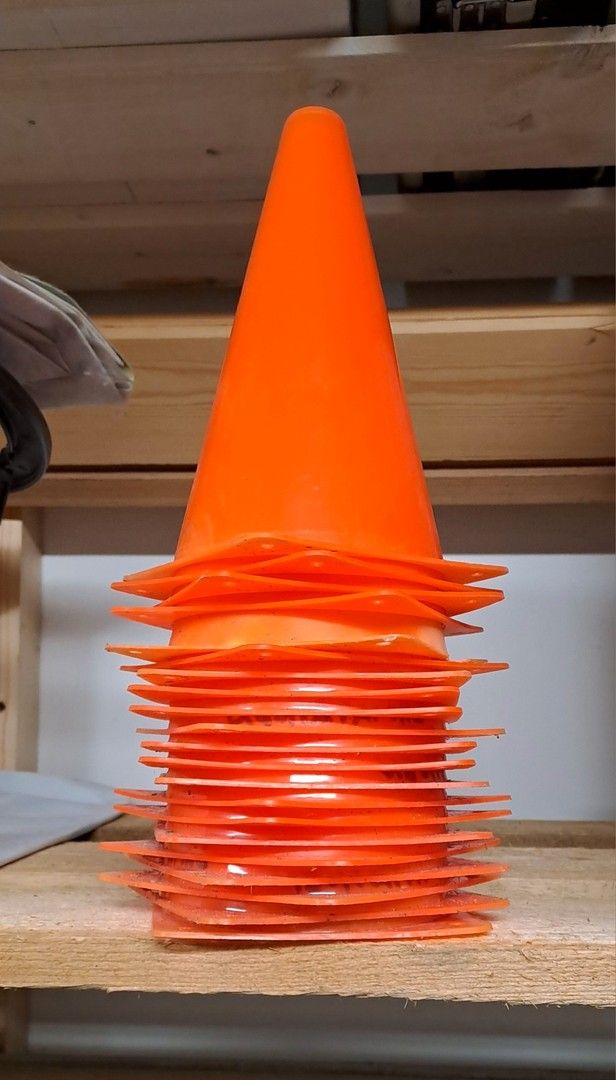 Oranssit kolmiot n.23cm