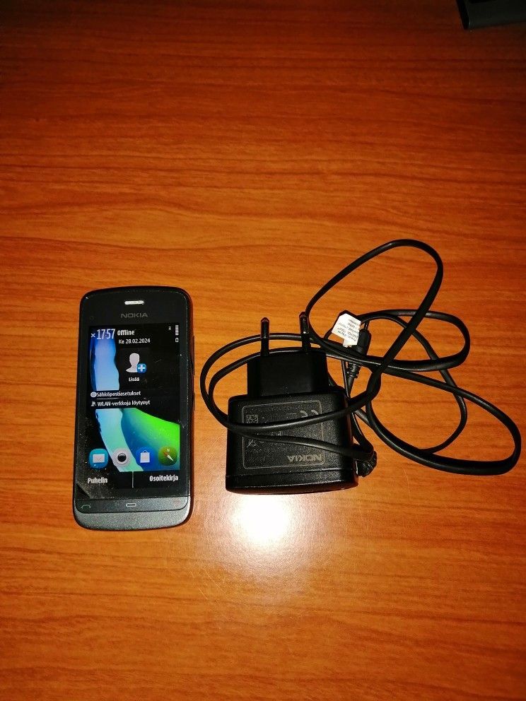 Nokia C5 kosketusnäyttöpuhelin