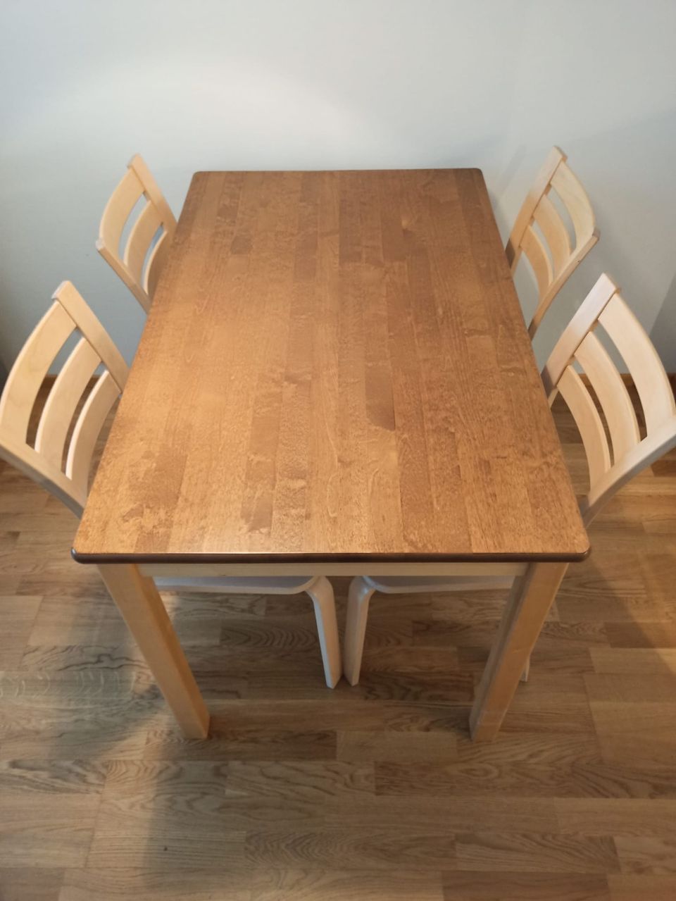 Keittiön pöytä ja tuolit