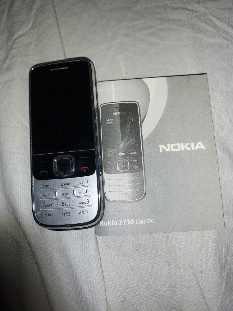 Puhelin Samsung GT-E1200R ja nokia 2730