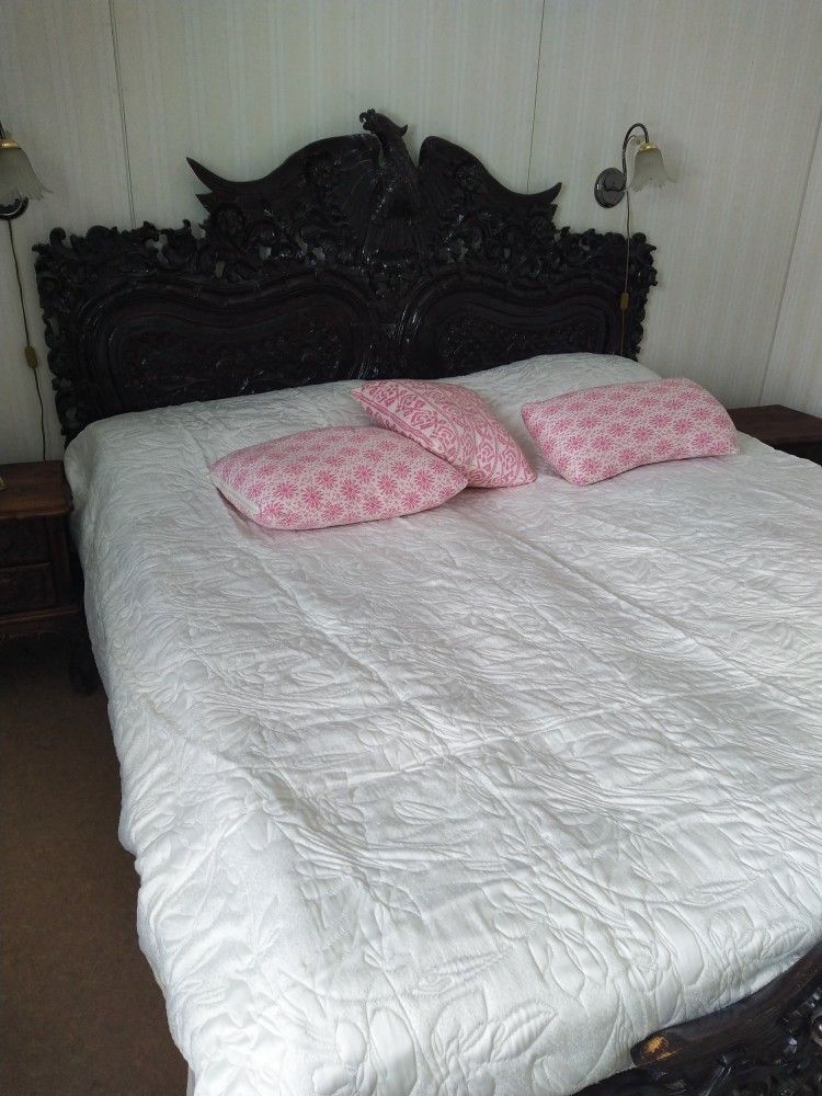 Ruusupuinen upea sänky