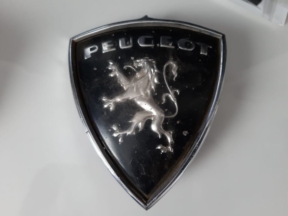 Peugeot leijona logo