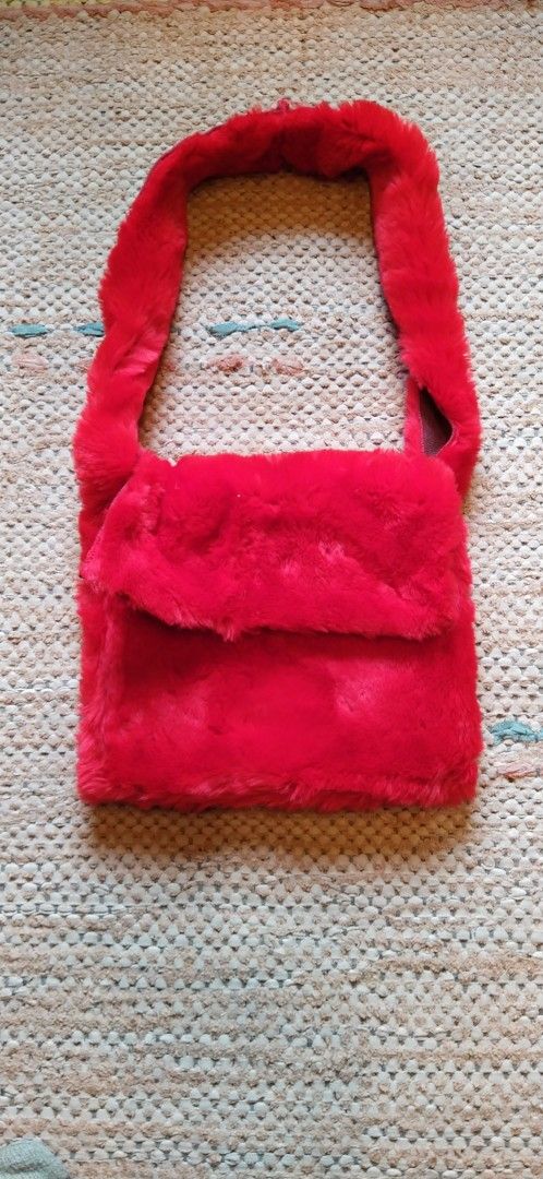 Punainen pörröinen laukku, karvalaukku+
